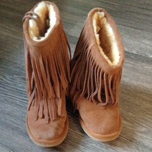 MINNETONKA- Fringe Saude Boots Size 8